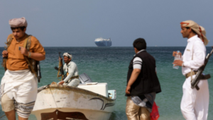 Uomini armati sulla spiaggia,