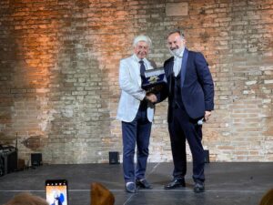 in foto: Il Presidente dello Yacht Club Venezia Mirco Sguario riceve il Leone di San Marco da Marino Masiero Presidente di Assonautica Venezia e Vice Presidente nazionale.