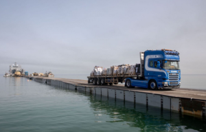 Camion trasporta aiuti umanitari attraverso il molo del Trident