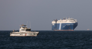 Guardia Costiera yemenita naviga vicino alla nave commerciale Galaxy Leader
