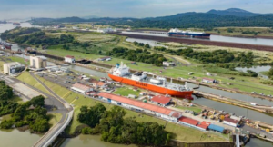 Petroliera transita attraverso le chiuse Panamax