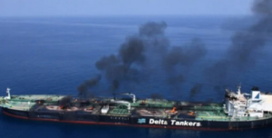 tanker brucia nel Mar Rosso