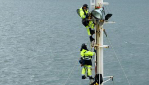 attivisti di Greenpeace salgono a bordo di una gasiera